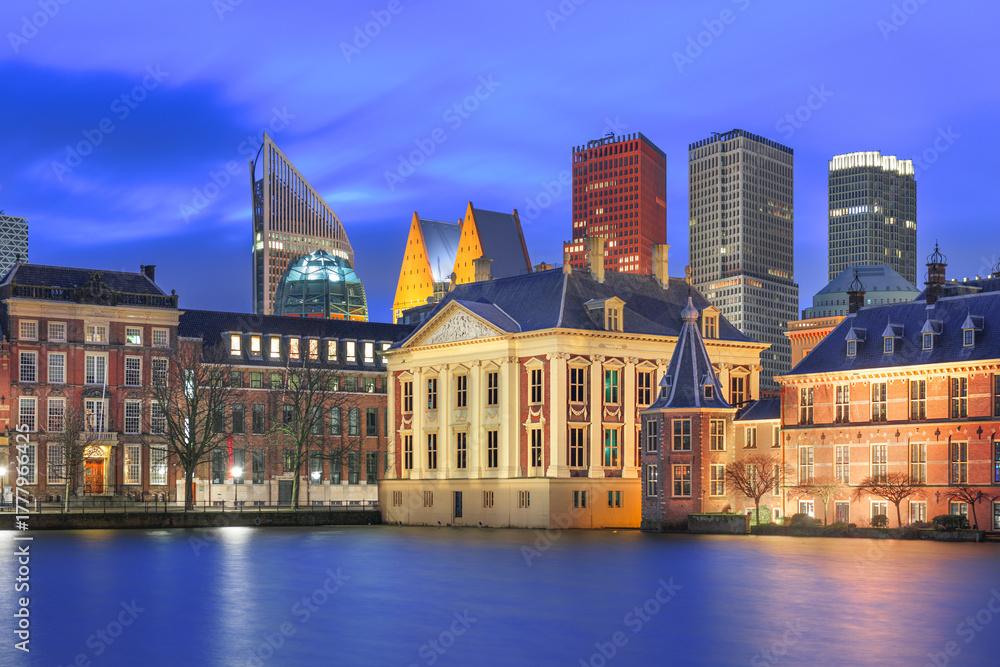 Naklejka premium The Hague, Netherlands cityscape at twilight on Lake Hofvijver. 858