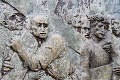 Konstfotografi Station V: Simon of Cyrene helps Jesus carry the Cross