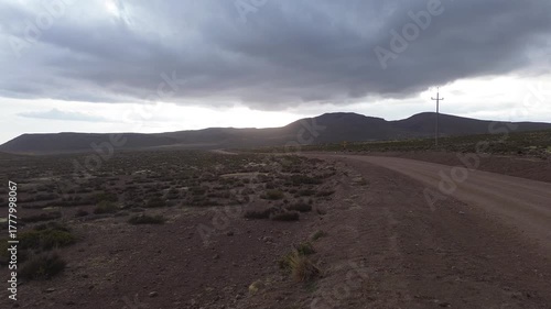 Toma aérea tipo POV sobre un camino de montaña en los Andes del Perú
