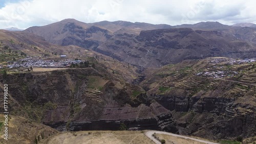Toma aérea de montañas, valles y cañones en los Andes peruanos — vistas panorámicas desde drone