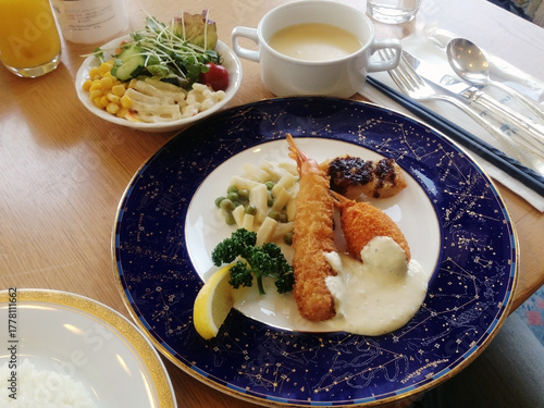 美味しそうなミックスフライ