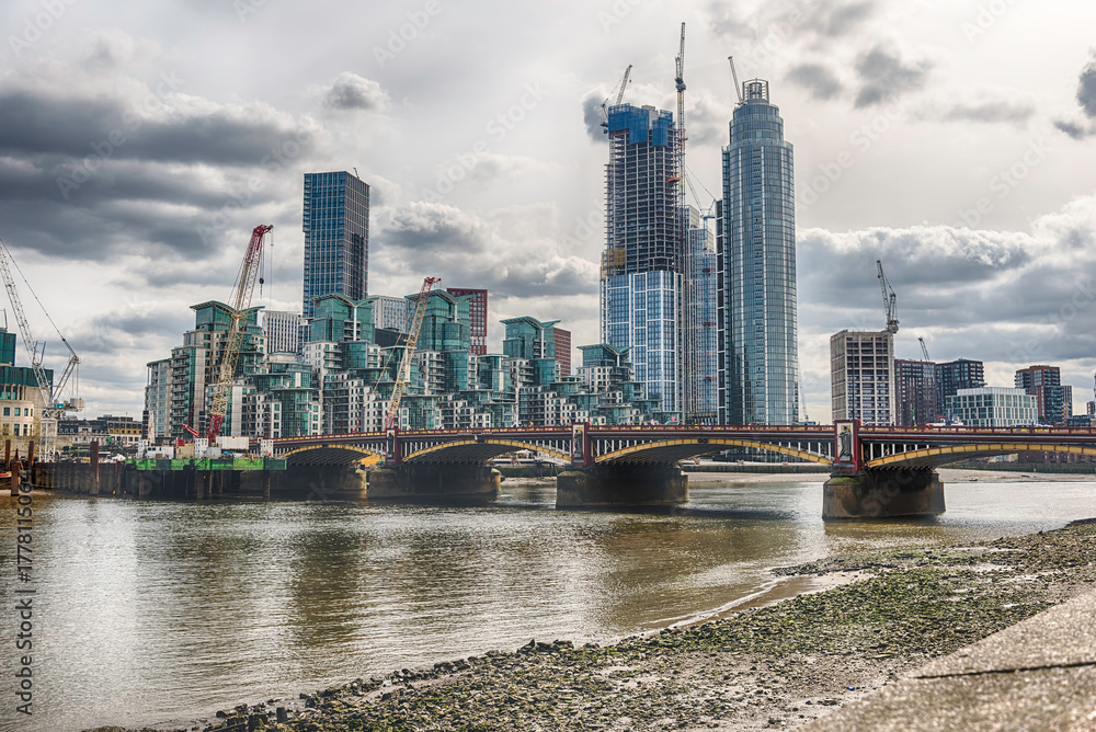 Naklejka premium View over Vauxhall Bridge and River Thames, London, England, UK