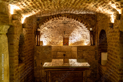 Foto Holy Family Crypt inside Saints Sergius and Bacchus Church in Coptic Cairo