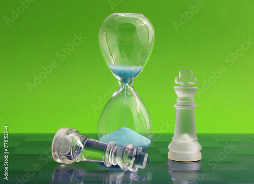 Фотография An hourglass measures the time a confrontation between two kings lasts, symboliz