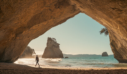 Poster Cathedral Cove Reiziger in grot Cathedral Cove  © Louis Letort