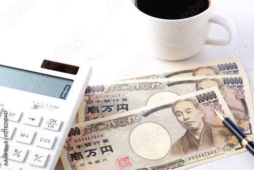 テーブルの上の一万円紙幣と電卓
