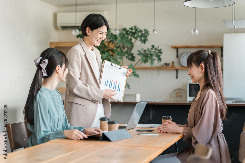 Obraz premium Businesswoman holding a marketing meeting (office casual, meeting) 