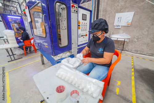 Fábrica de Plásticos PET: Proceso de Fabricación y Transformación