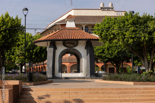 Foto Morning sun shines on the kiosk bandstand in the central plaza of Acayucan, Veracruz, Mexico