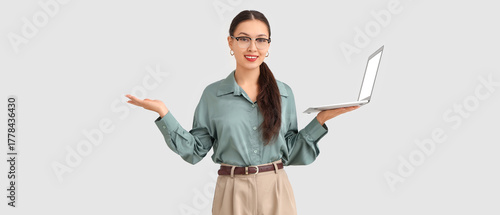 Young Asian businesswoman w...