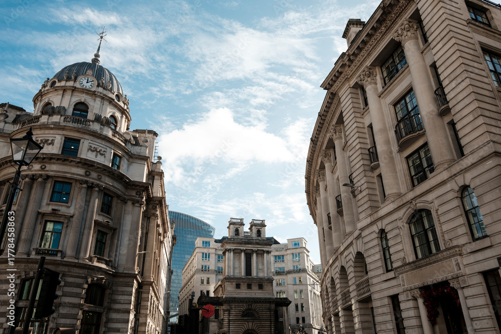 Fototapeta premium London city architecture showcasing historic and modern buildings