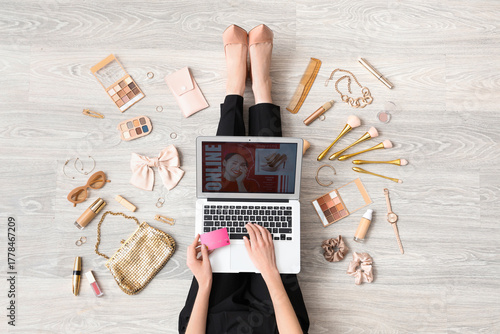 Young woman with laptop, cr...