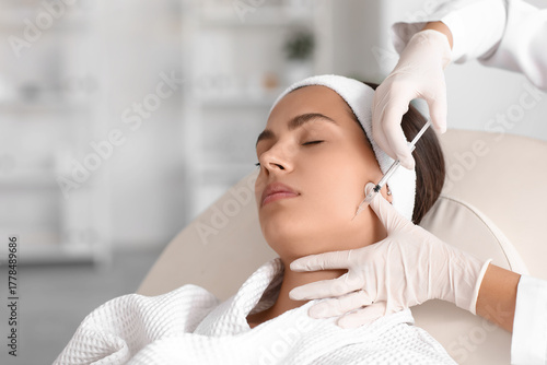 Young woman receiving masse...