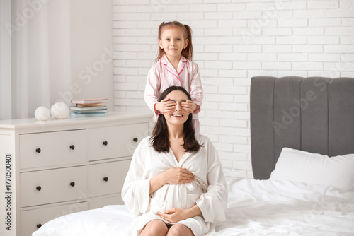 Pregnant young woman with h...