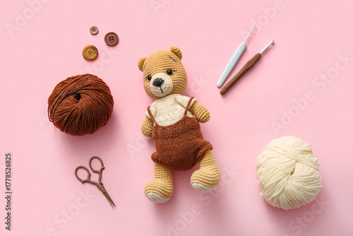 Knitted bear toy with yarn ...