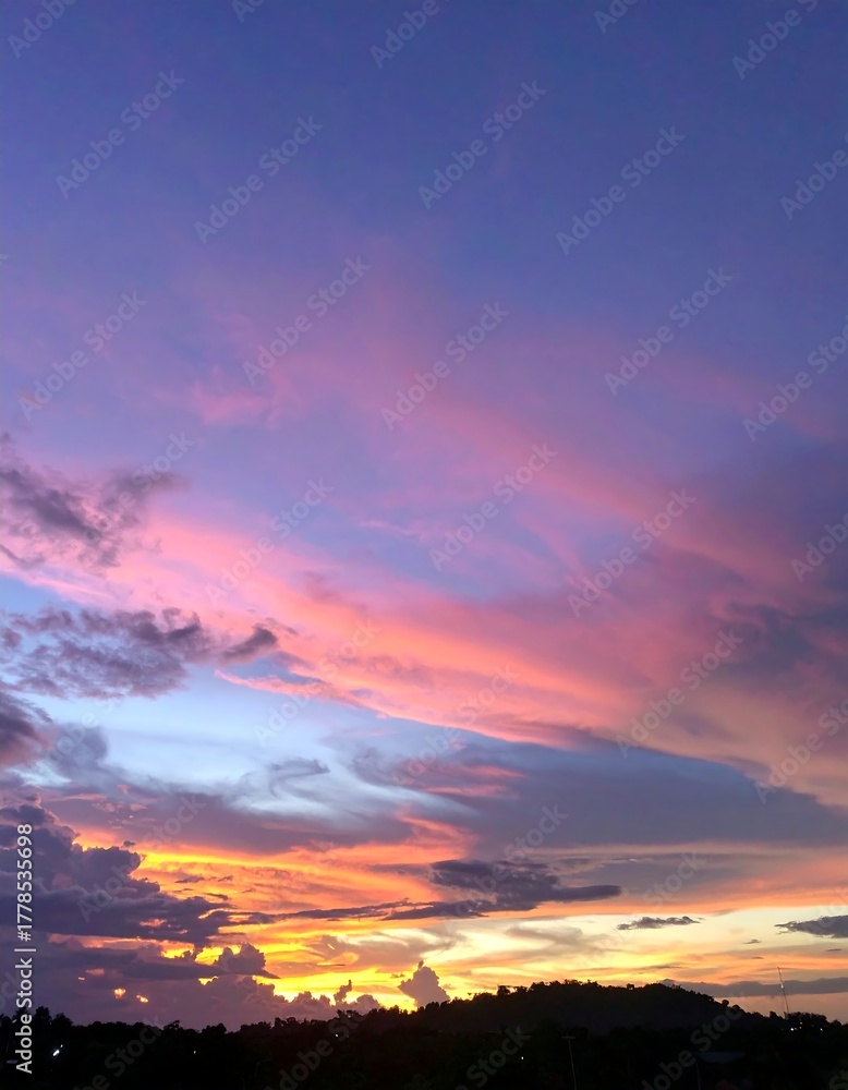 Fototapeta premium Vibrant sunset sky with purple and pink clouds