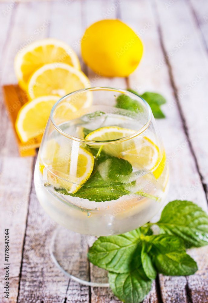 Fototapeta premium Green vitamin detox lemon drink