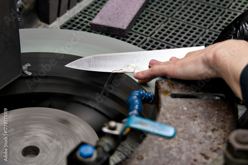 包丁を造る工場