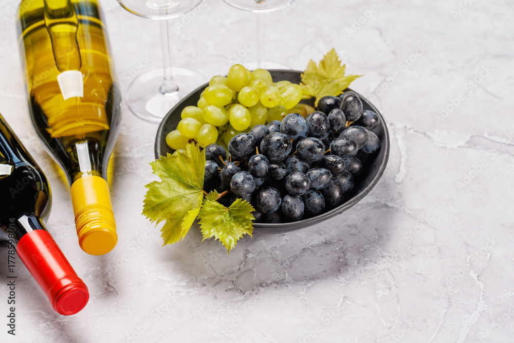 Fototapeta premium Wine bottles and fresh grapes