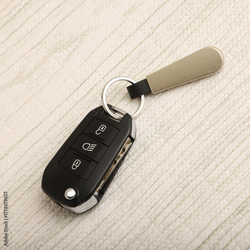 Konstfotografi Black Electronic Car Keychain with Metal Keychain Standing on Desk