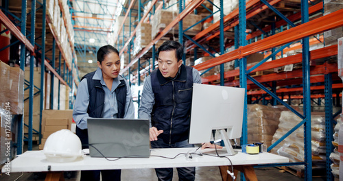 Canvastavla Business people, laptop or checking stock in warehouse for logistics, supply chain or distribution