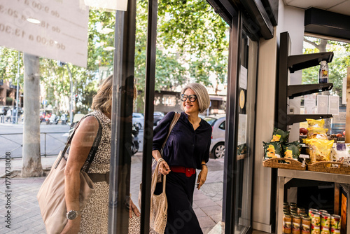 Φωτογραφία Two senior women entering store for shopping