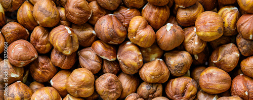 Tableau sur toile Hazelnuts. Close up of huzelnuts background.  Top view