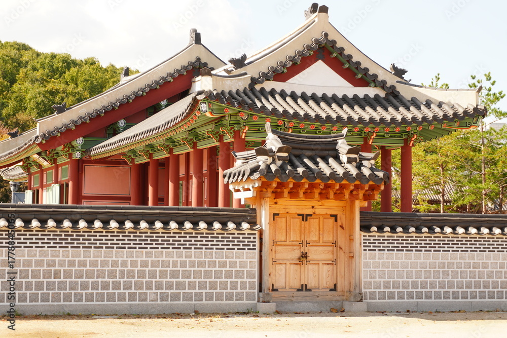 Naklejka premium Door in the palace in Suwon, South Korea