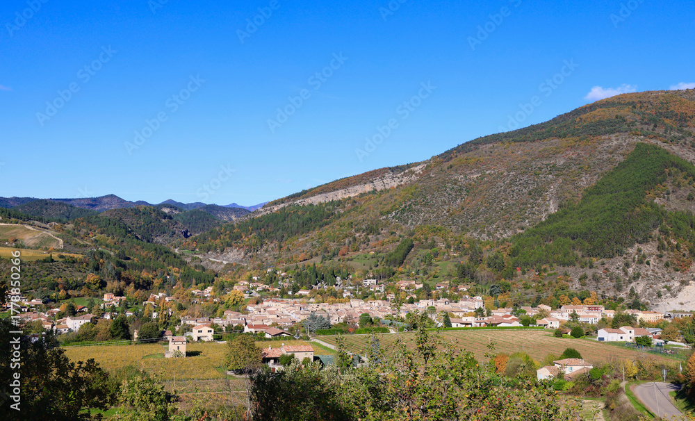 Fototapeta premium Village de Saillans dans la vallée de la rivière Drôme. Vercors - Drôme - Auvergne Rhône Alpes. 