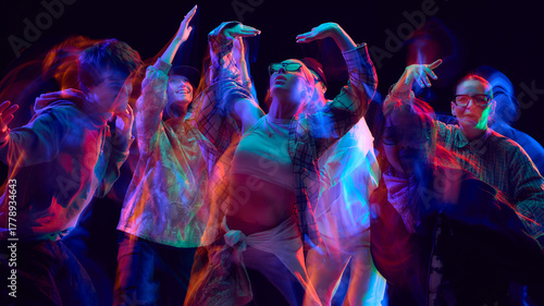 Foto Hip hop group performing in neon blur motion on stage