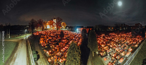 Cmentarz nocą w Polsce w dniu święta Wszystkich Świętych. Panorama z lotu ptaka. Jastrzębie-Zdrój na Śląsku.
