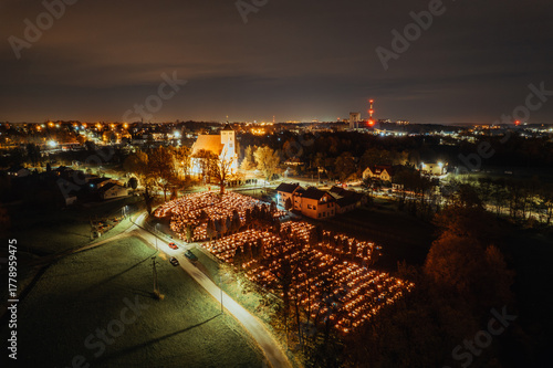 Cmentarz nocą w Polsce w dniu święta Wszystkich Świętych. Panorama z lotu ptaka. Jastrzębie-Zdrój na Śląsku.