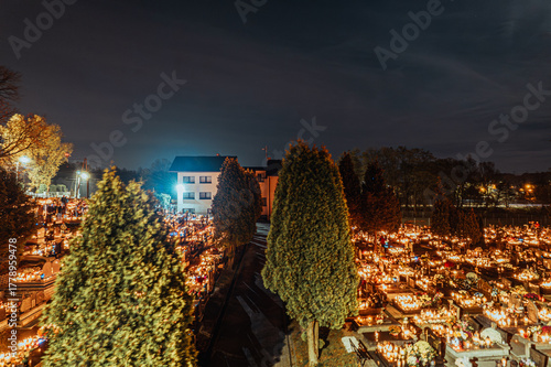 Cmentarz nocą w Polsce w dniu święta Wszystkich Świętych. Panorama z lotu ptaka. Jastrzębie-Zdrój na Śląsku.