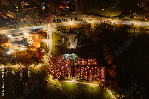 Cmentarz nocą w Polsce w dniu święta Wszystkich Świętych. Panorama z lotu ptaka. Jastrzębie-Zdrój na Śląsku.
