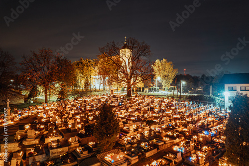 Cmentarz nocą w Polsce w dniu święta Wszystkich Świętych. Panorama z lotu ptaka. Jastrzębie-Zdrój na Śląsku.