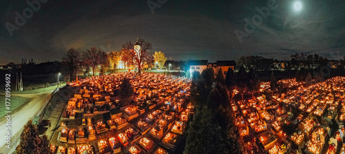 Cmentarz nocą w Polsce w dniu święta Wszystkich Świętych. Panorama z lotu ptaka. Jastrzębie-Zdrój na Śląsku.