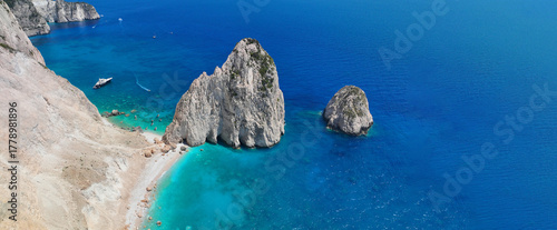 Foto Aerial drone ultra wide panoramic photo of scenic small islet of Mizithres in Ke