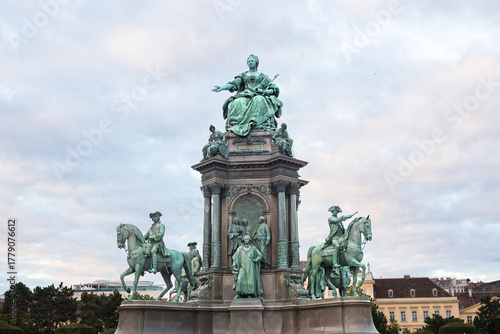 Fototapete The 1888 bronze monument dominated with a statue of the monarch and the inscript