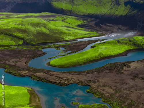 Εκτύπωση καμβά Aerial view of a turquoise river weaving through moss covered volcanic highlands near Landmannalaugar in Iceland