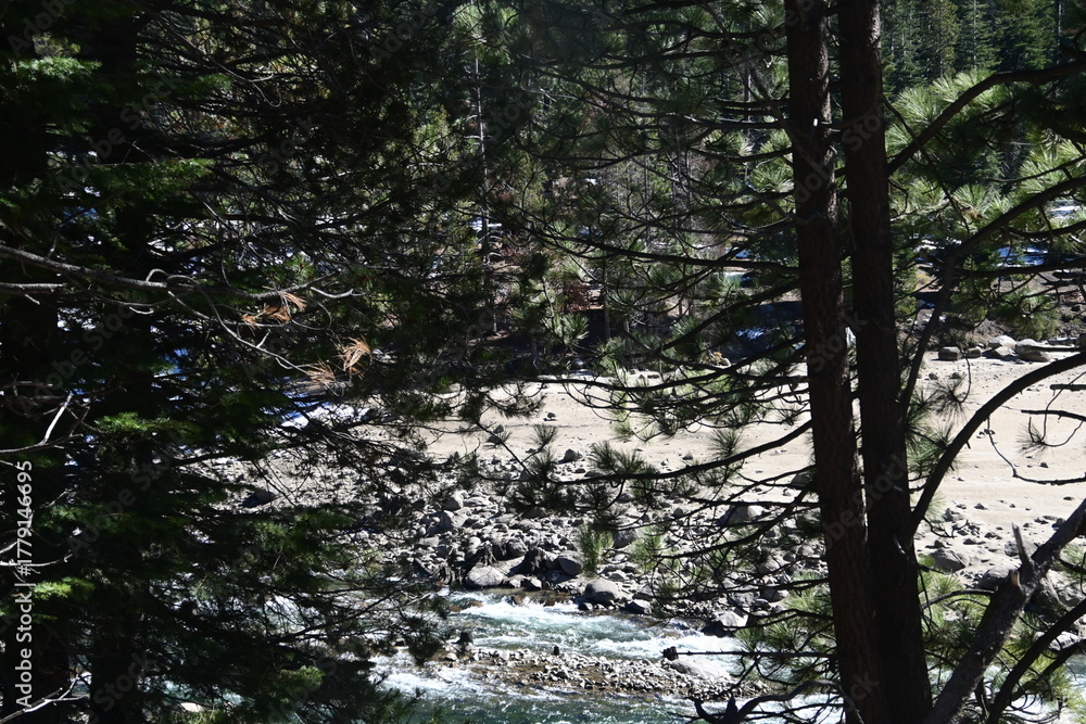 Obraz premium beautiful winter mountain river at Huntington lake