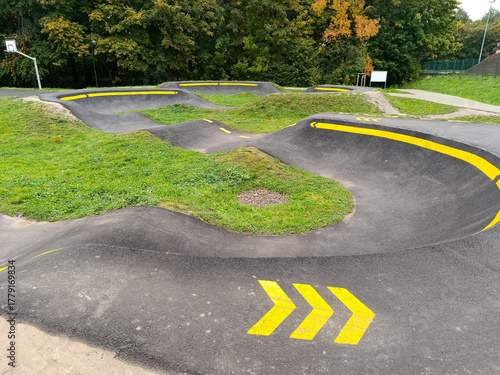 Fahrradparcour im Freien als Pump Trail Track im Park