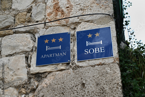 Panneaux indiquant des appartements et chambres à louer pour les vacances dans la ville de Split