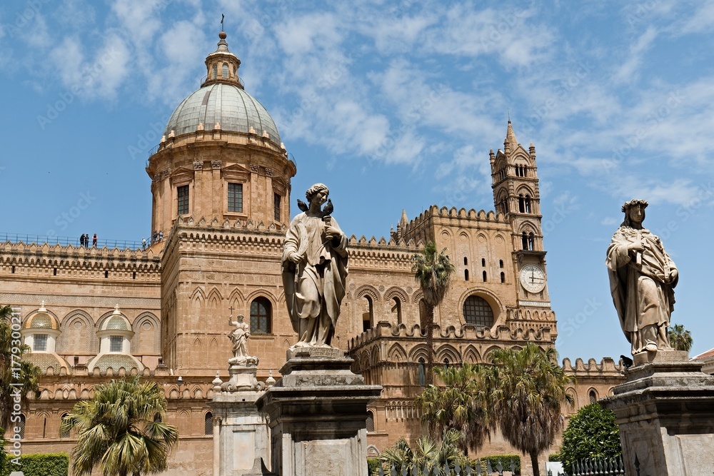 Fototapeta premium Cattedrale di Palermo was built in the 12th century on the island of Sicily. Italy. Europe.
