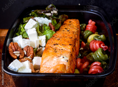 Salmon con pasta y ensalada mixta para llevar