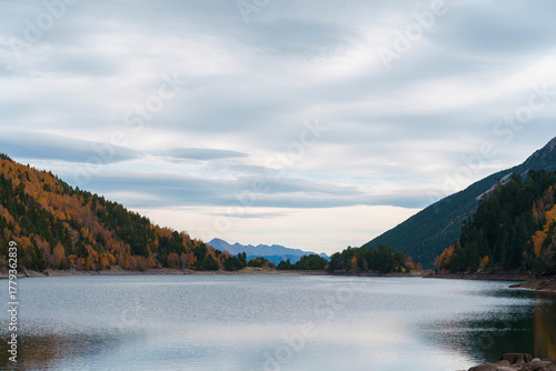 Paisajes otoñales del Parque Nacional de Aigüestortes i Estany de Sant Maurici, mostrando las dos montañas de la leyenda de Els Encantats (Encantats o Els Encantats, frente al lago de Sant Maurici).