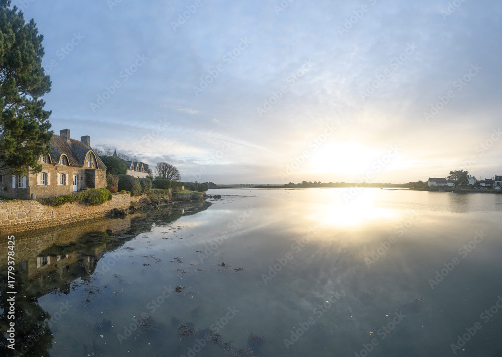 Fototapeta premium lever de soleil sur la ria d'etel dans le Morbihan en bretagne, sur les bords du village de saint cado