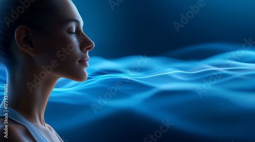 Frau im Profil mit geschlossenen Augen vor abstrakten blauen Lichtwellen in meditativer Haltung