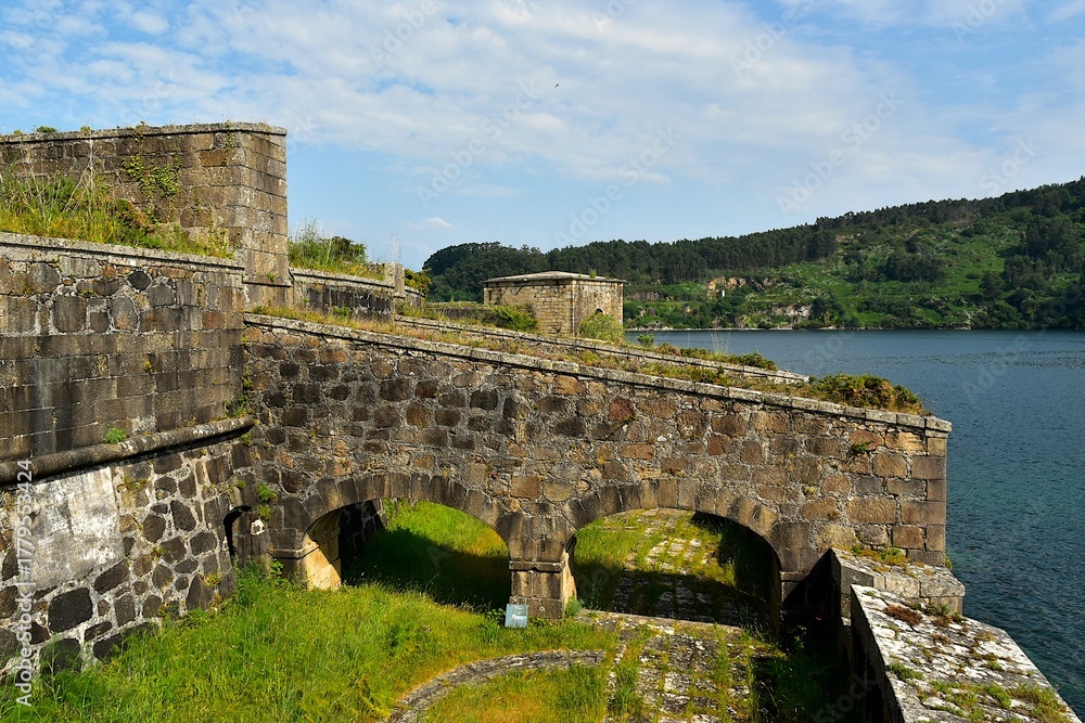Fototapeta premium les fortifications du Château Saint Philippe sur l’estuaire du Ferrol en Galice
