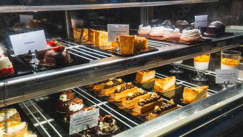 Φωτογραφία Beautiful cafe display case filled with exquisite pastries, cakes and desserts, ready to eat