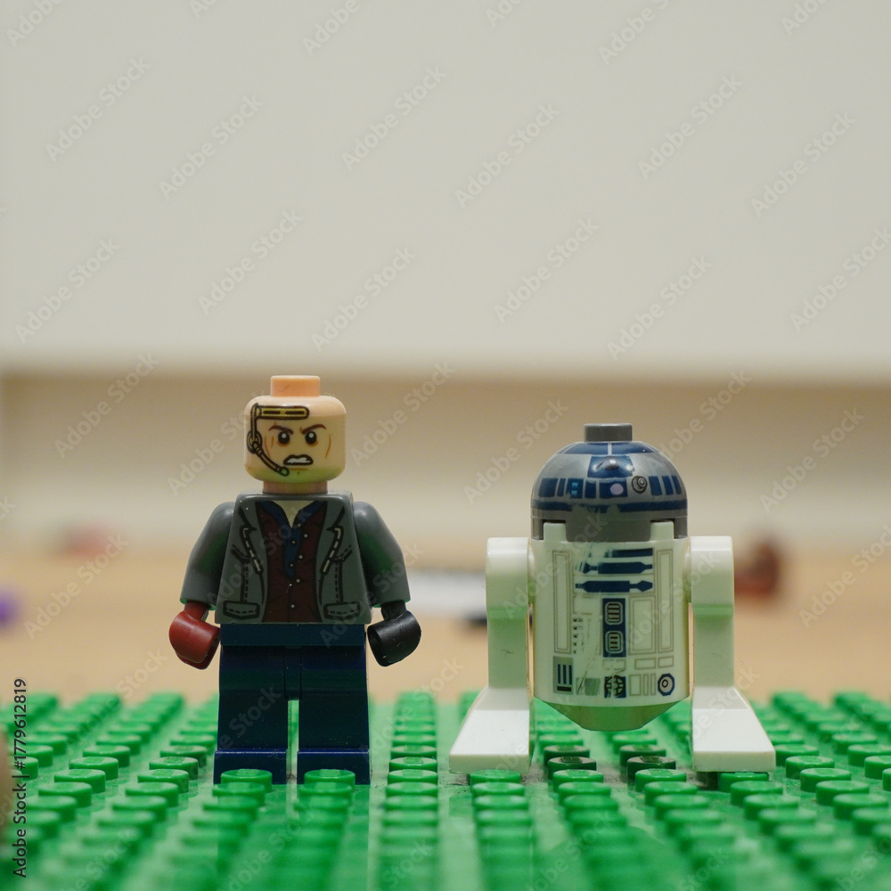 Naklejka premium Lego Star Wars figures of a character and R2-D2 on a green baseplate